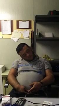 Un patron surprend son employé qui dort