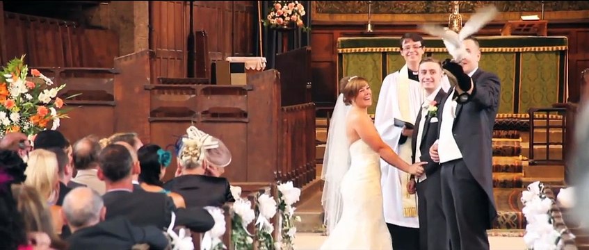 Une chouette apporte les alliances à un mariage