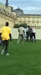 Paris : des vendeurs à la sauvette agressent des policiers