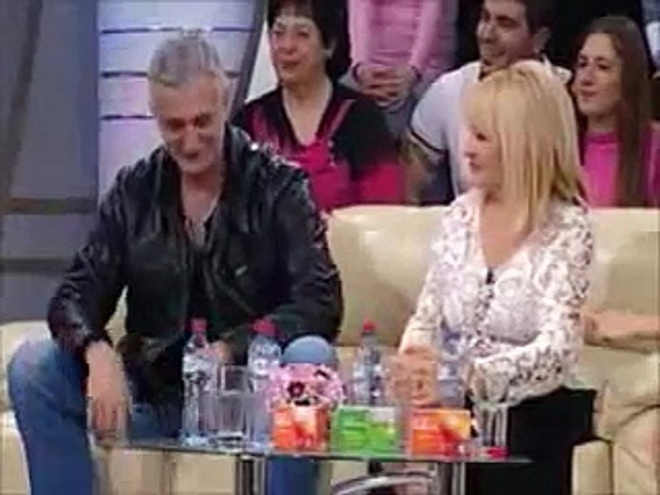 Djus priča vic o baki i unuku