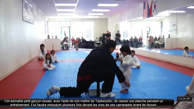 Trop drôle - Un petit garçon essaie de casser une planche au taekwondo