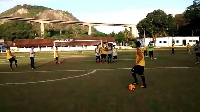 O meia Bruno Paiva bate cobrança de faltas no treino do Rio Branco