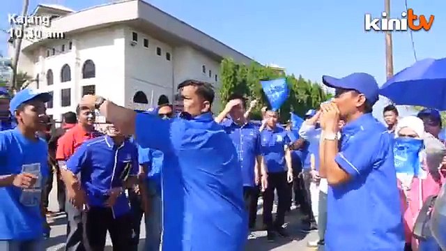 BN youths heckle PKR supporters