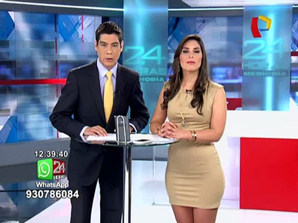 Trabajador de una compañía de teléfonos micciona en plena la calle