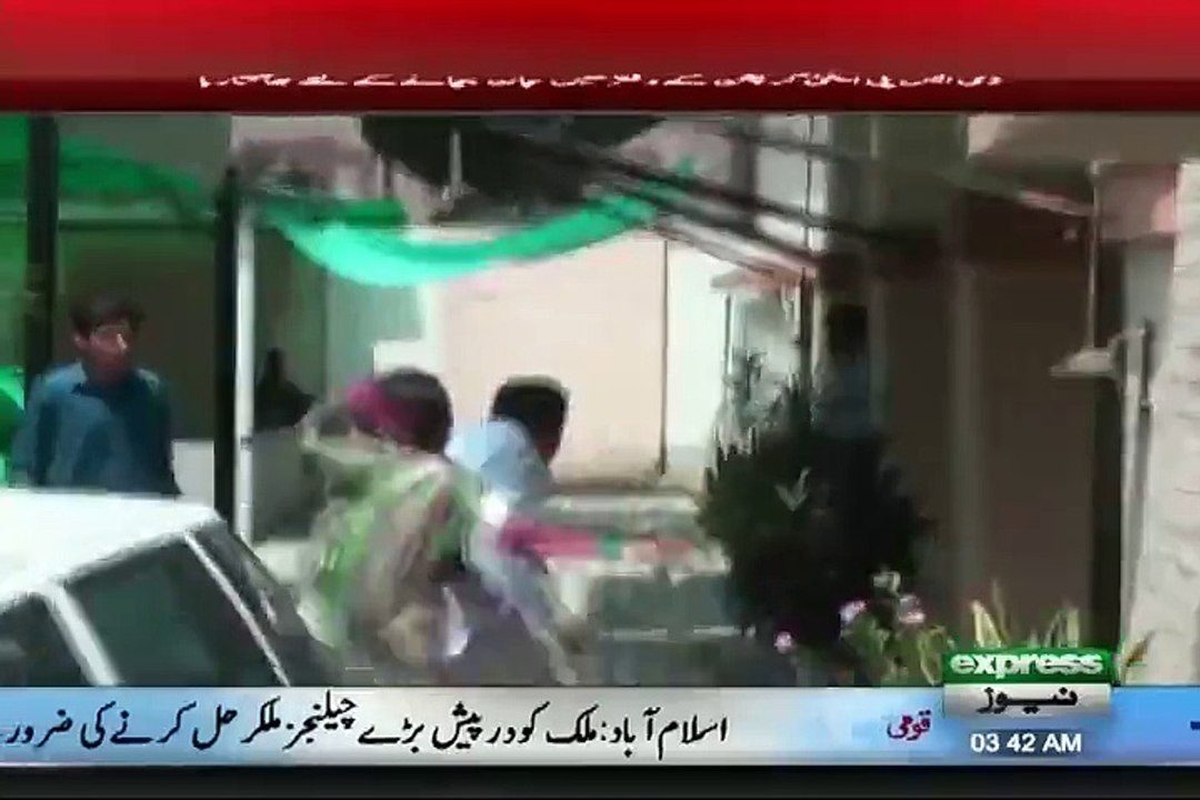 Brave Woman Publicly Beating Serving DSP in Gujranwala, DSP Ran Away