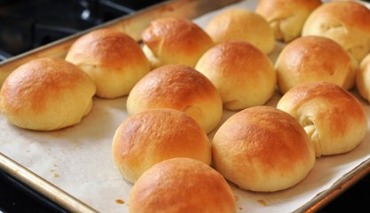Woman Sues Restaurant For Throwing Rolls At Her | What's Trending Now