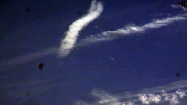 Petit trait blanc bizarre dans le ciel, qui s'efface... OVNI ? chembomb ?