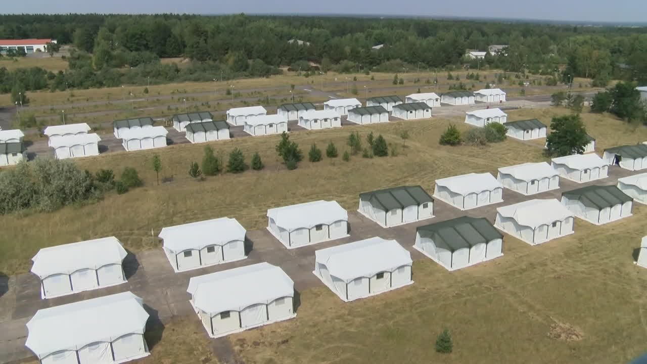 Brandenburg will Flüchtlinge in Armee-Zelten unterbringen