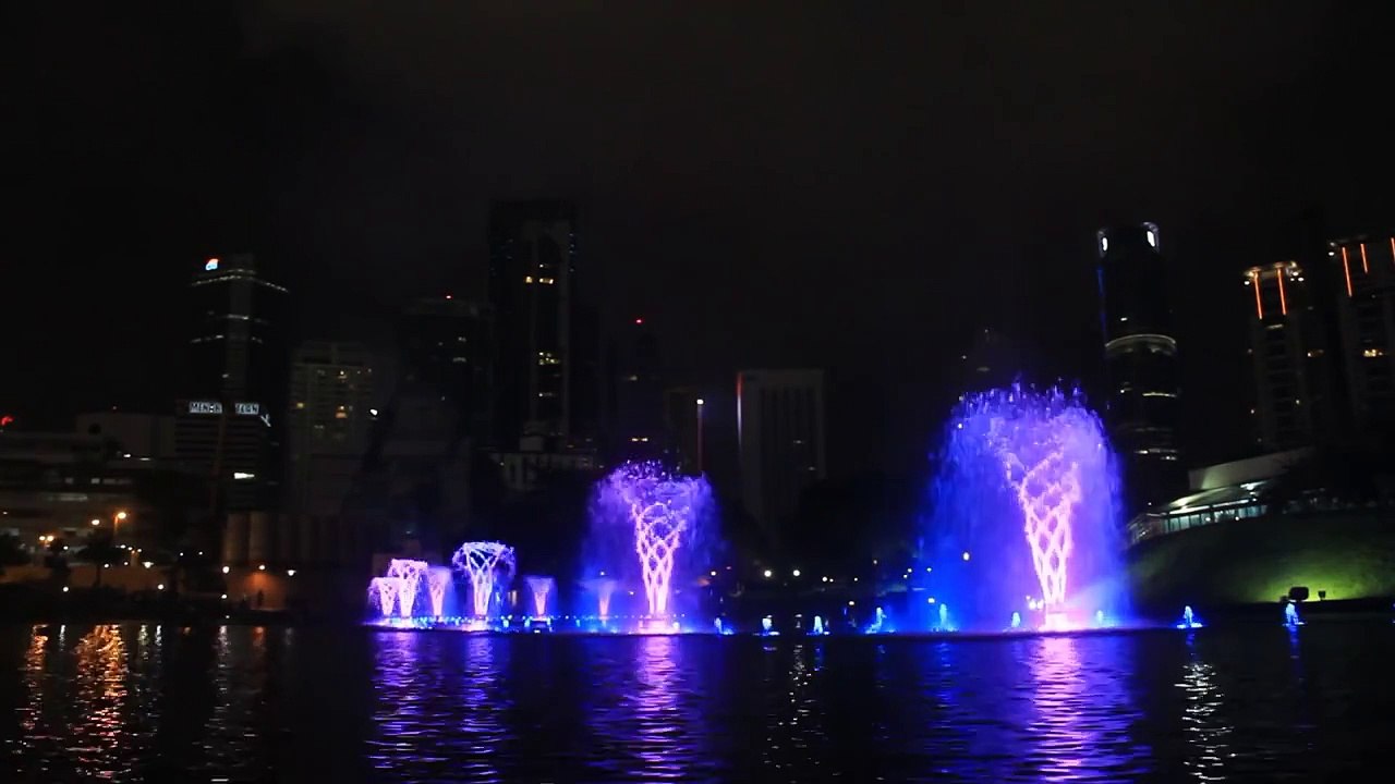 MALAYSIA: KLCC LAKE SYMPHONY WATER FOUNTAIN SHOW (HD) - CINDAI (Instrumental) by SITI NURHALIZA