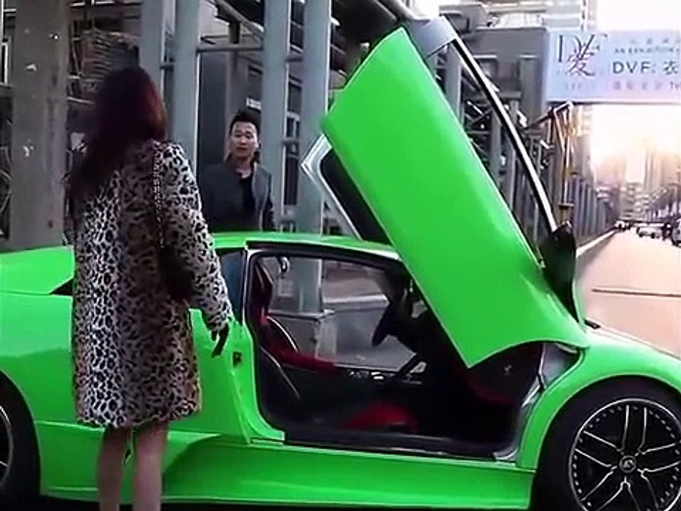美女脱光衣服街头裸走 爱上你好姑娘