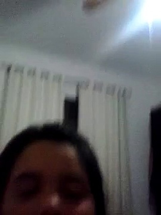 Menina canta musica