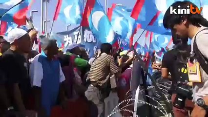 Penyokong sambut ceria Kak Wan calon Pakatan