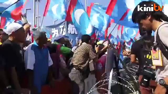 Penyokong sambut ceria Kak Wan calon Pakatan