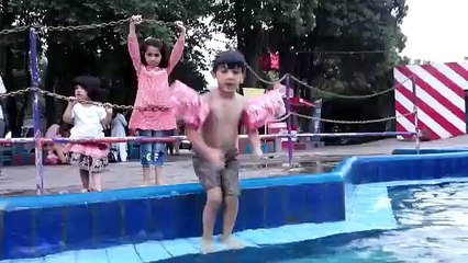 Houd Enjoying Swimming