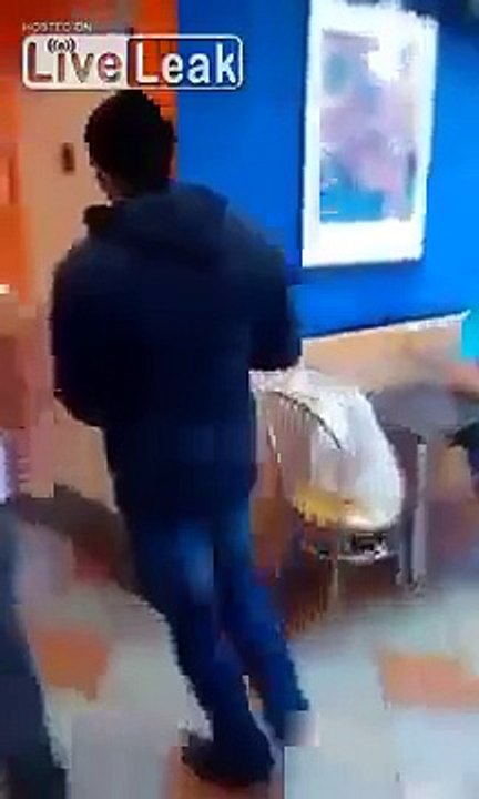 خاينه حبيبها وﻗاعده مع واحد ﻣتفق مع حبيبها شوفو شسوا فيها