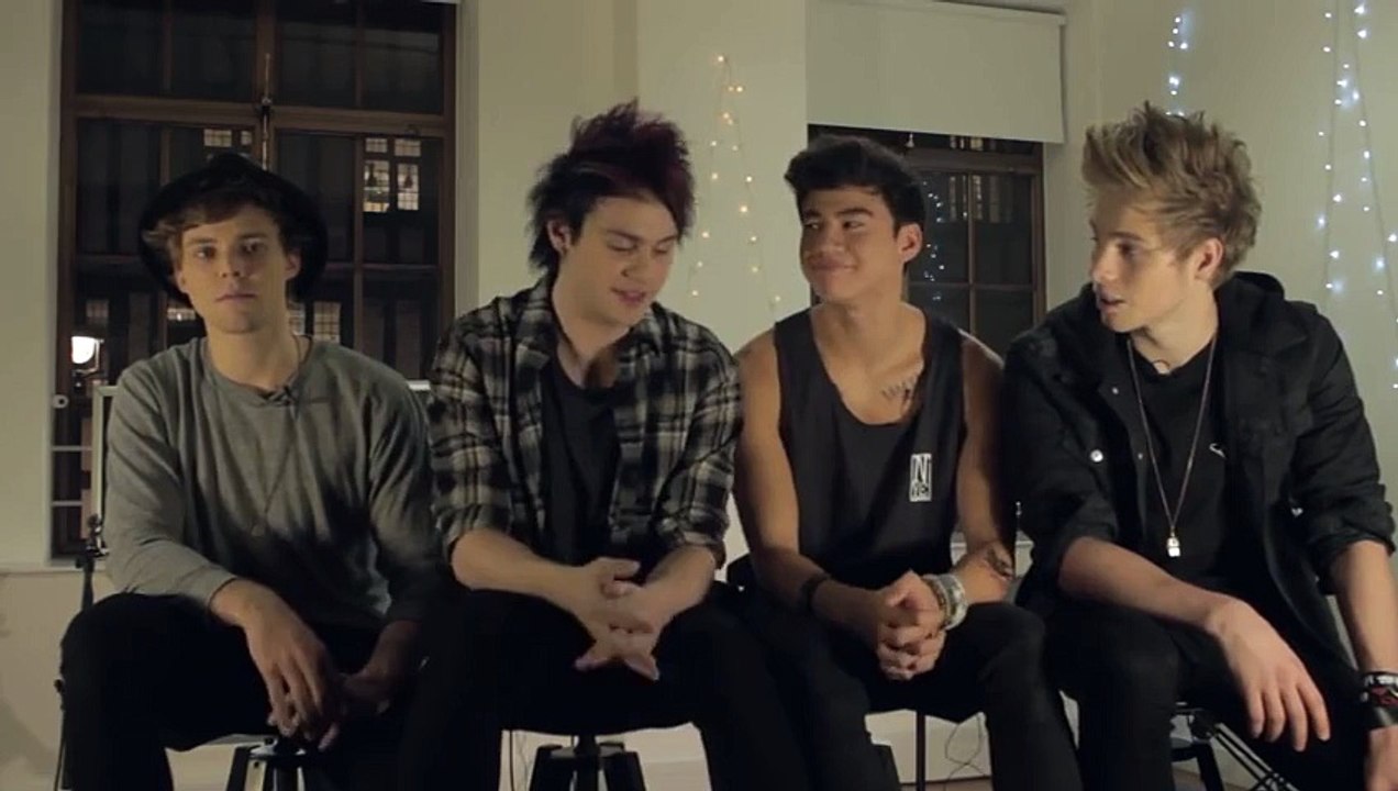5 Seconds of Summer - VEVO News  5SOS Up Close!