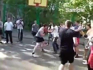 Боксер ушатал дисантника во дворе бокс