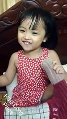 Em bé nịnh mẹ cực đáng yêu!