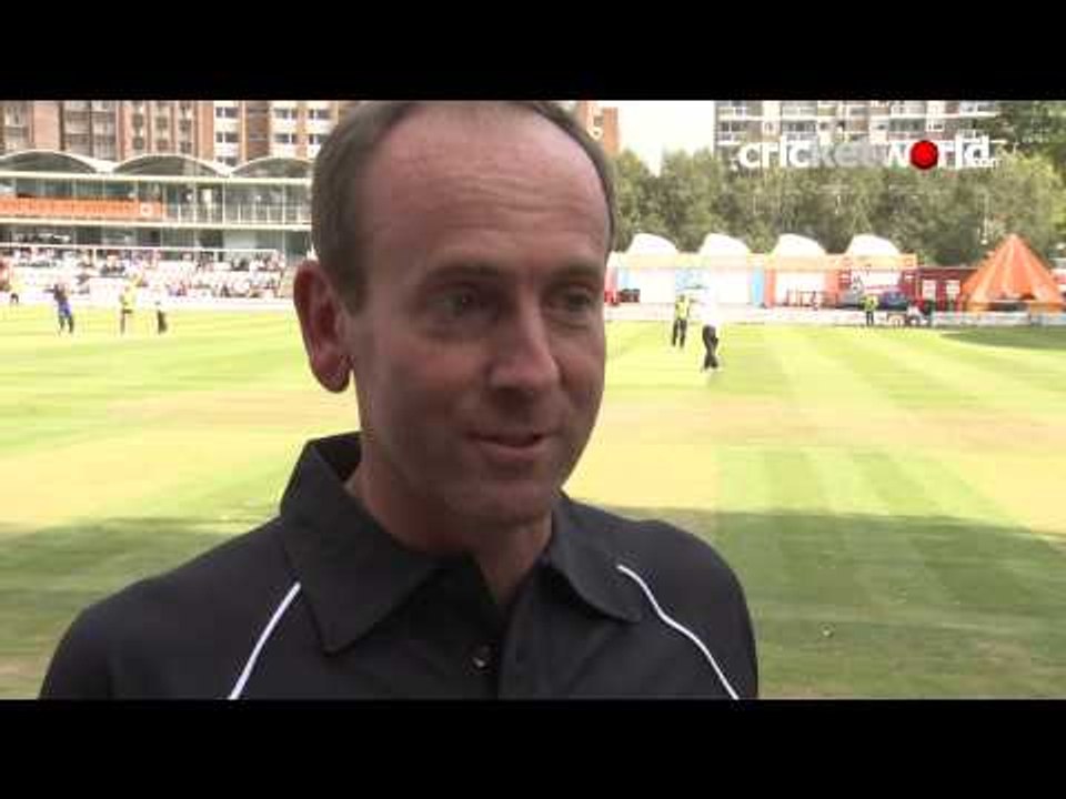 #lefthandersday - Mark Ilott on what makes Mitchell Starc and Mitchell Johnson hard to face