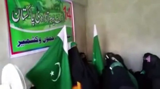 Hurriyat leader Asiya Andrabi hoists Pakistani flag in Srinagar