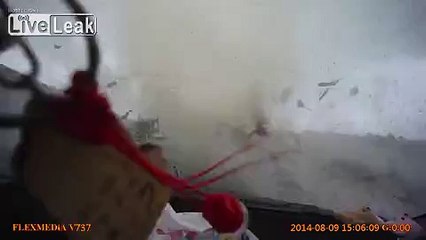 Автомобиль попадает в мини торнадо Тайване!