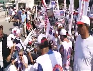 Bakanlığa yürüyen memurla polis arasında arbede