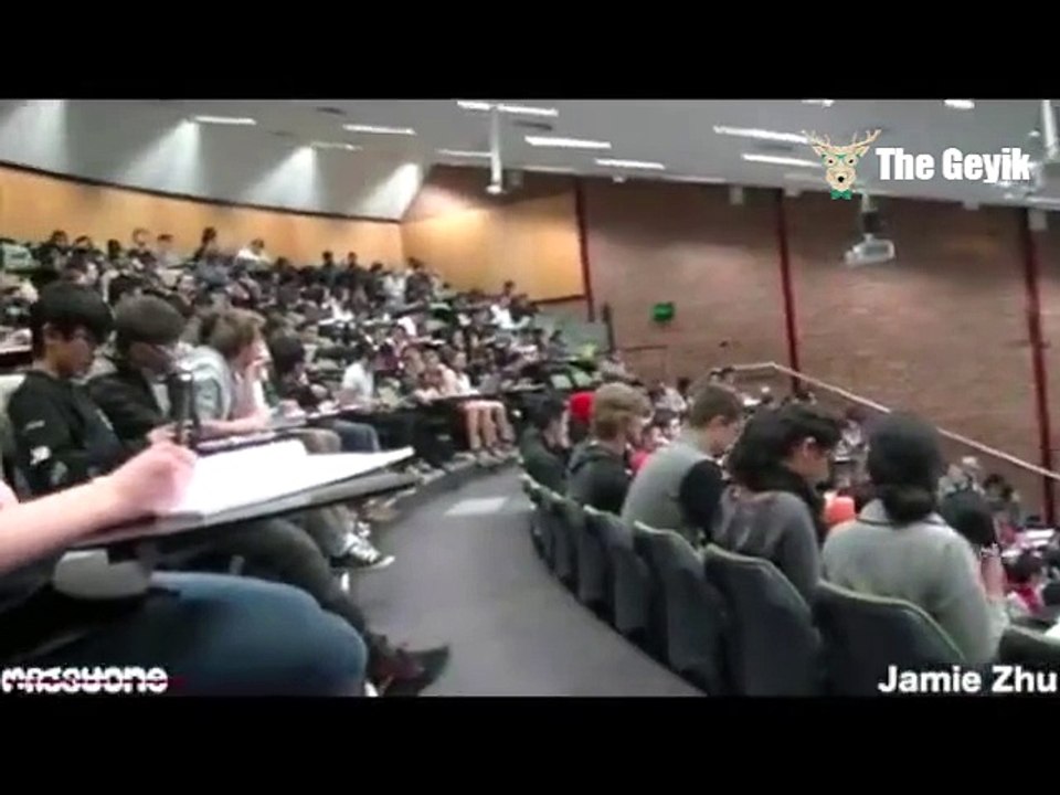 Sınıfta porno izlerken sesi unutan eleman