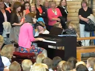 Sofia sjunger sin egna låt, turingeskolan nykvarn