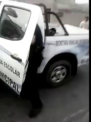 Quand un policier oublie de verrouiller la portière de son pick-up!