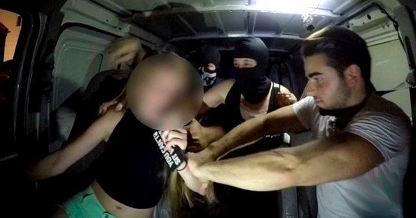 Il donne des rendez-vous à des filles rencontrées sur internet... Le déroulement est palpitant...