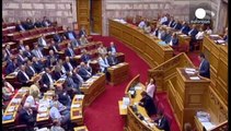 البرلمان اليوناني يقر خطة المساعدات والهوة تزداد بين نواب حزب سيريزا الحاكم