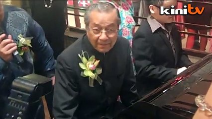 Sambut 2014 dengan menari, menyanyi di Putrajaya tak apa? - Mahathir