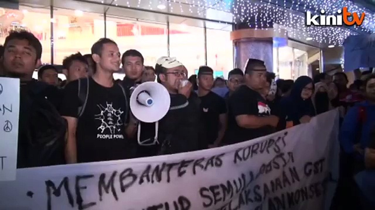 Thousands defy warning, cops out in full force