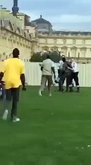 Non Stop People - Des vendeurs à la sauvette agressent des policiers à Paris