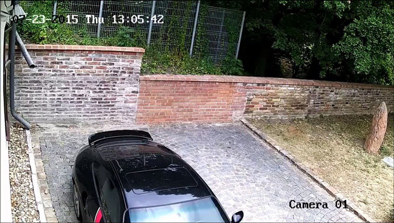 Un cycliste déplace une voiture garée sur une piste cyclable