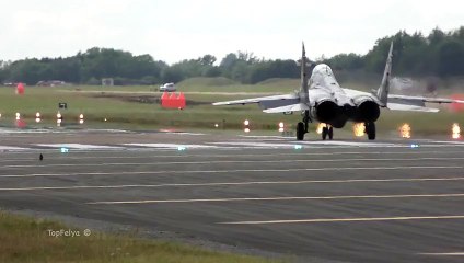Décollage vertical d'un avion de chasse MiG-29