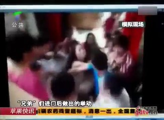 伴娘遭数名伴郎轮流上下乱摸 衣裤全被扯烂 可惜了那条黑丝