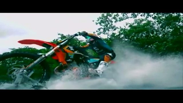 Surfing ocean waves on a dirt bike (14-08-2015)