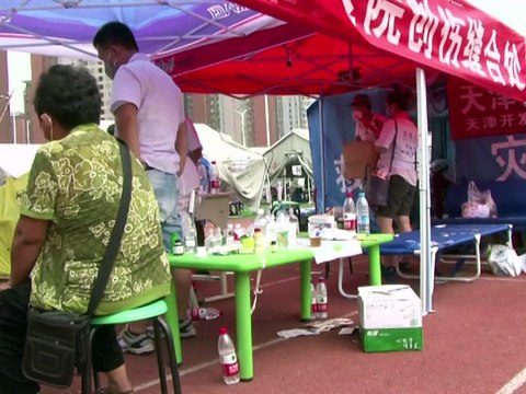 A Tianjin, les pompiers luttent contre les incendies, craintes de fumées toxiques