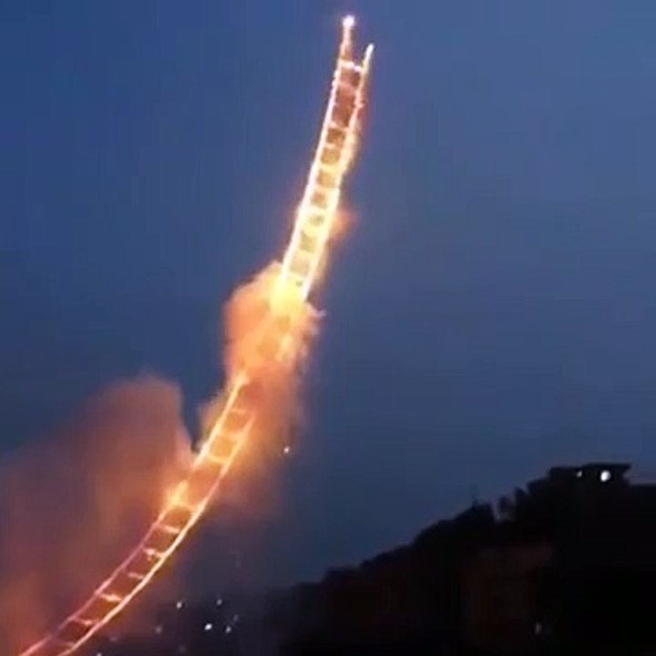 Juste dingue, cette échelle qui monte, tout droit au ciel