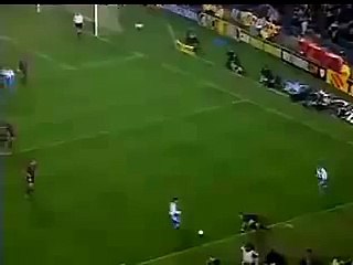 INCREDIBILE - Ragazza entra in campo e fa goal da paura!