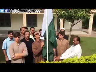 Imran Khan hoists Pakistan Flag - Jashn-e-Azadi Mubarak