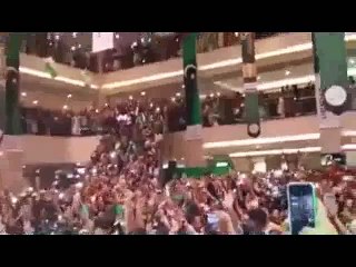 Indeendence day countdown and anthem singing at Dolmen Mall Karachi