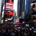 Des centaines de couples recréent le célèbre baiser de Times Square