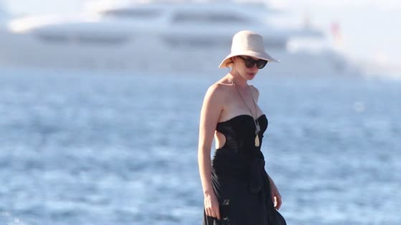 Anne Hathaway genießt ihren Urlaub auf Ibiza