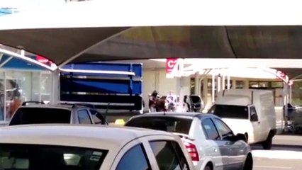 Roubo com tiros e refém causa pânico em hipermercado