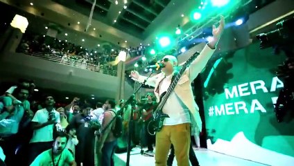 Thousands of people reciting national anthem with Ali Azmat