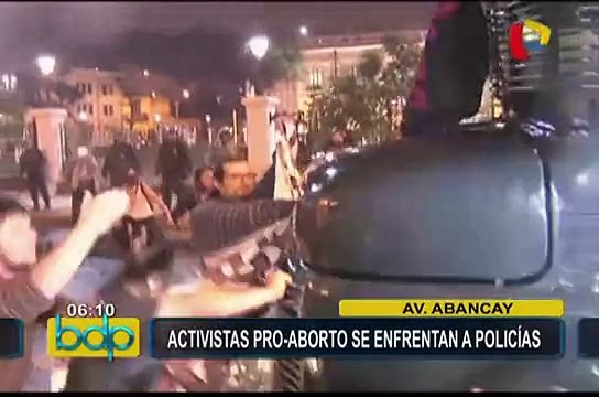 Activistas se enfrentan a la policía durante protestas frente al Congreso