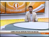 CARRO OFICIAL DERRUBA POSTE NA ASA SUL