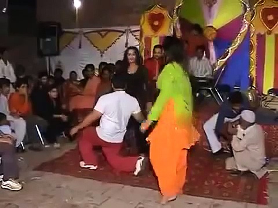 Cute_ Hot Sexy Pakistani Girls Seducing Mujra Dance Clips
